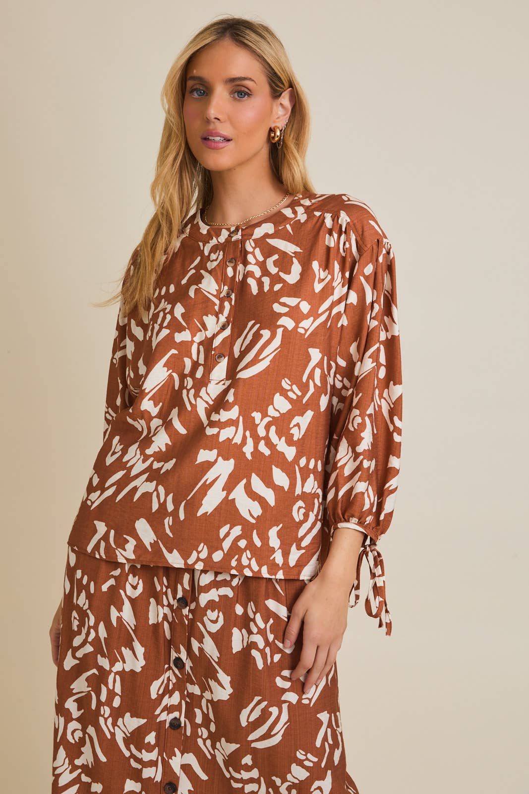 ROUND NECK BUTTON UP TIE 3/4 SLEEVE ABSTRACT TOP
