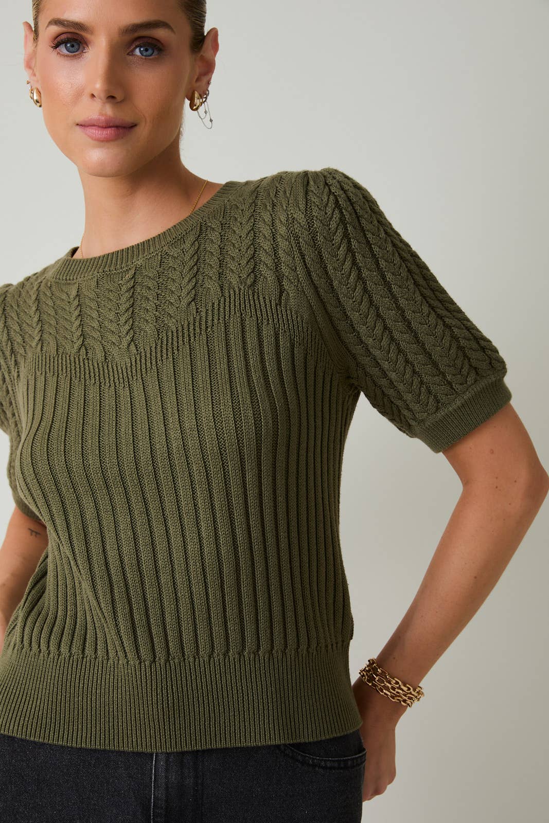 ROUND NECK PUFF SHORT SLEEVE CABLE SWEATER