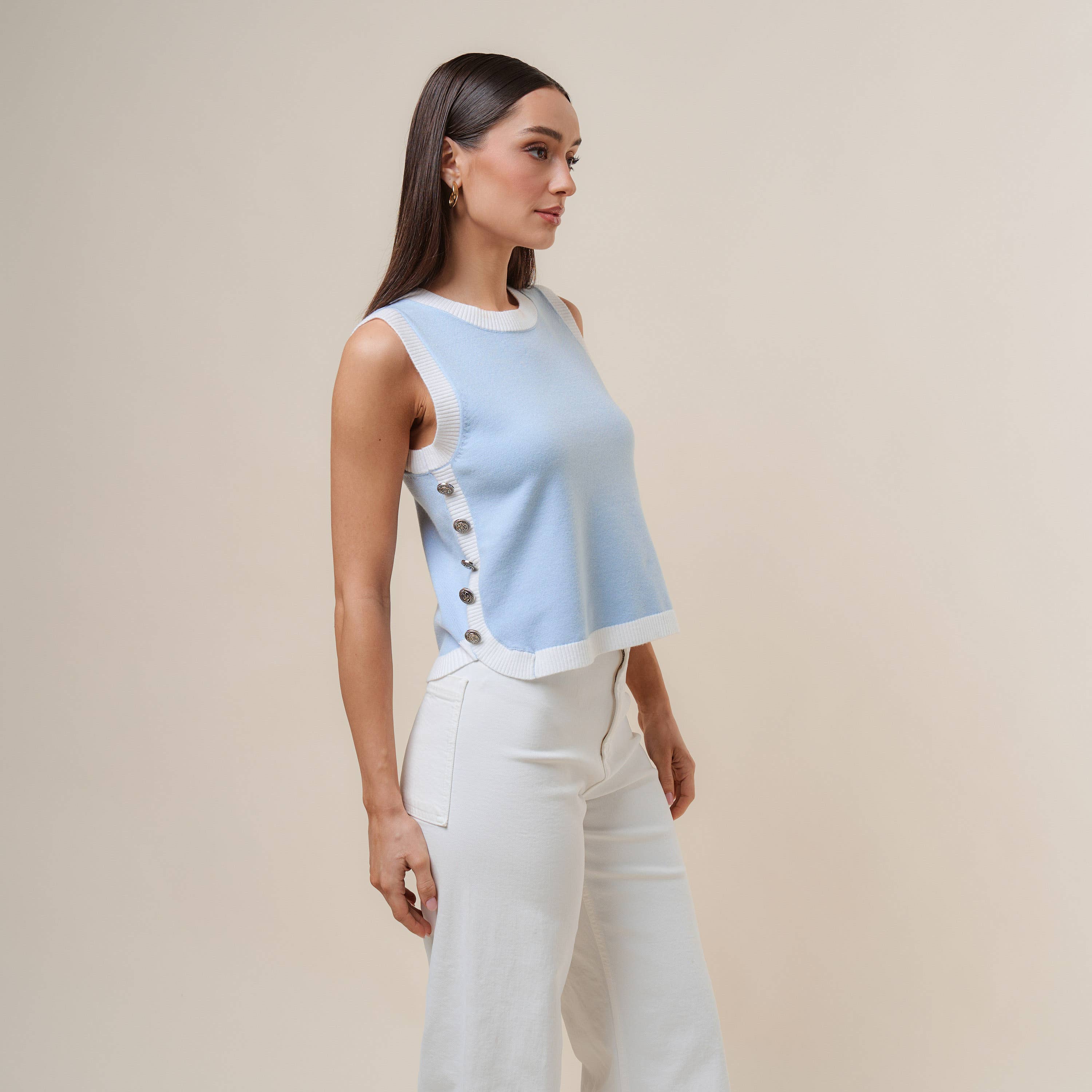 Button sleeveless knit top