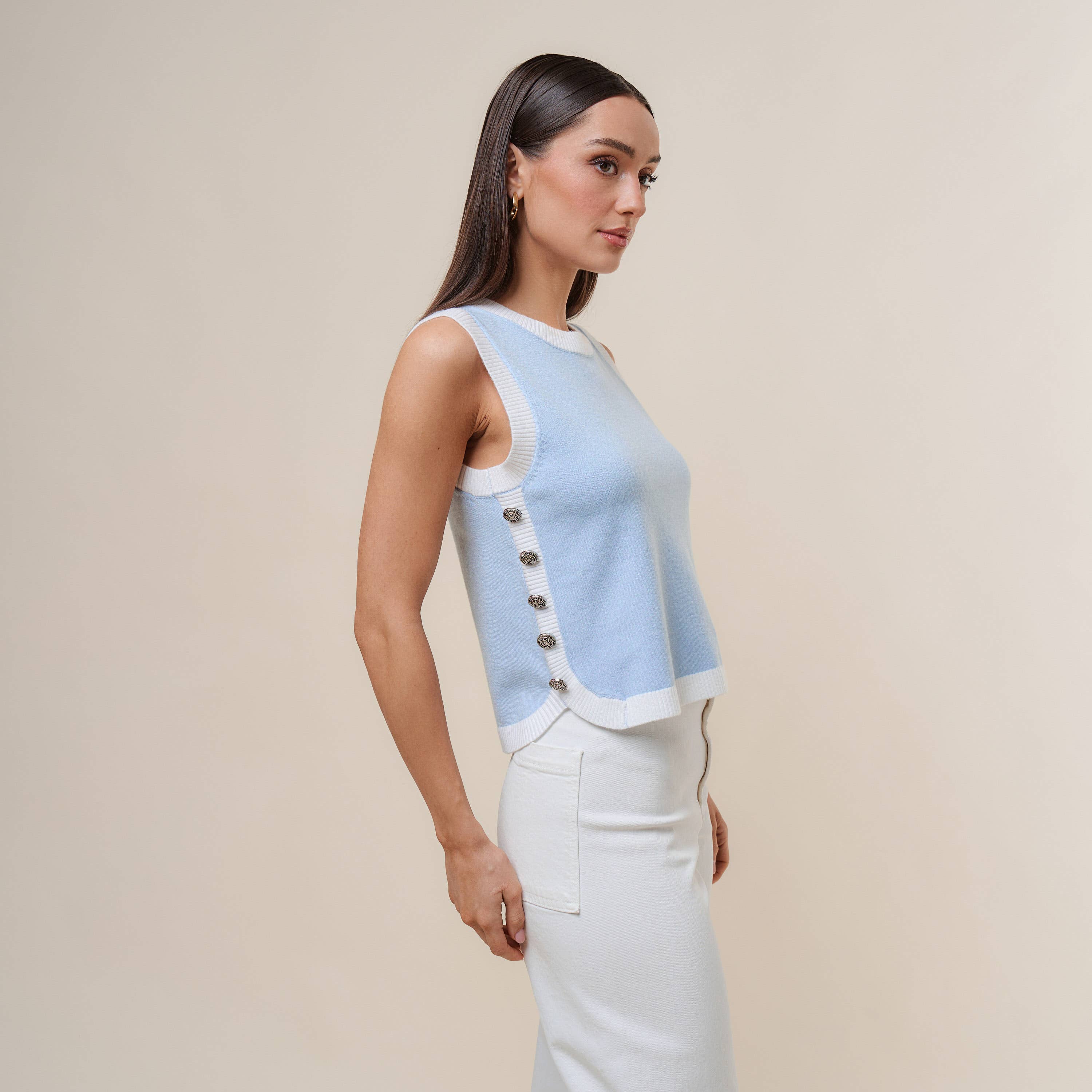 Button sleeveless knit top