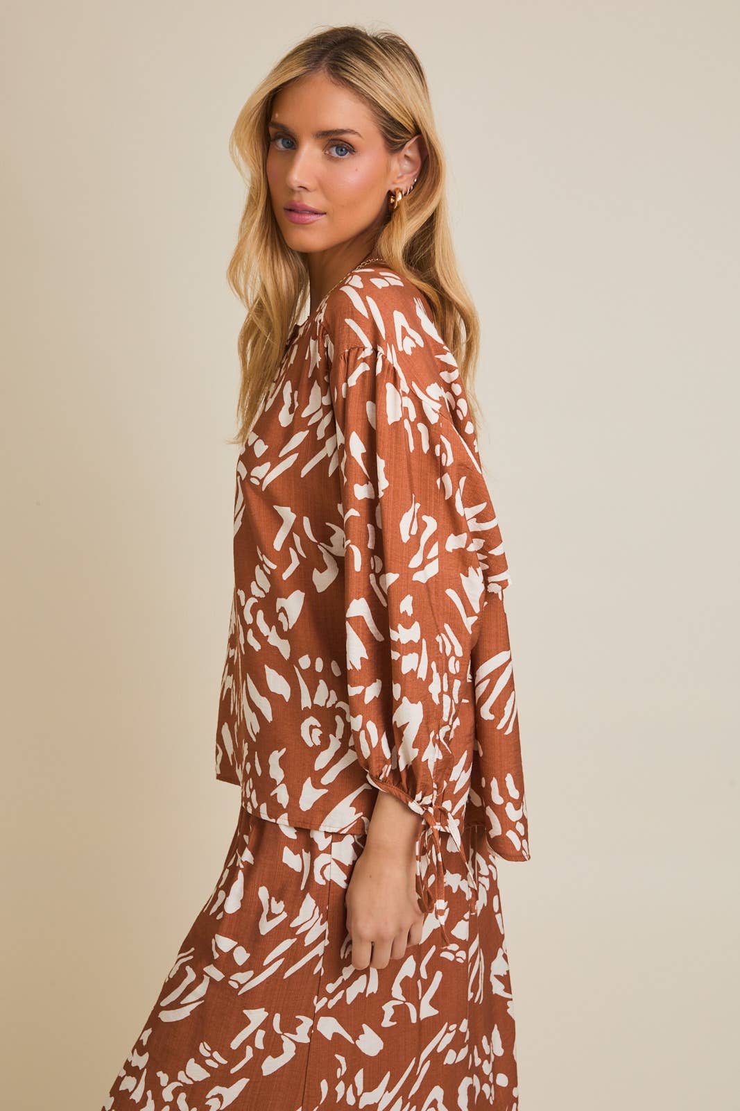 ROUND NECK BUTTON UP TIE 3/4 SLEEVE ABSTRACT TOP