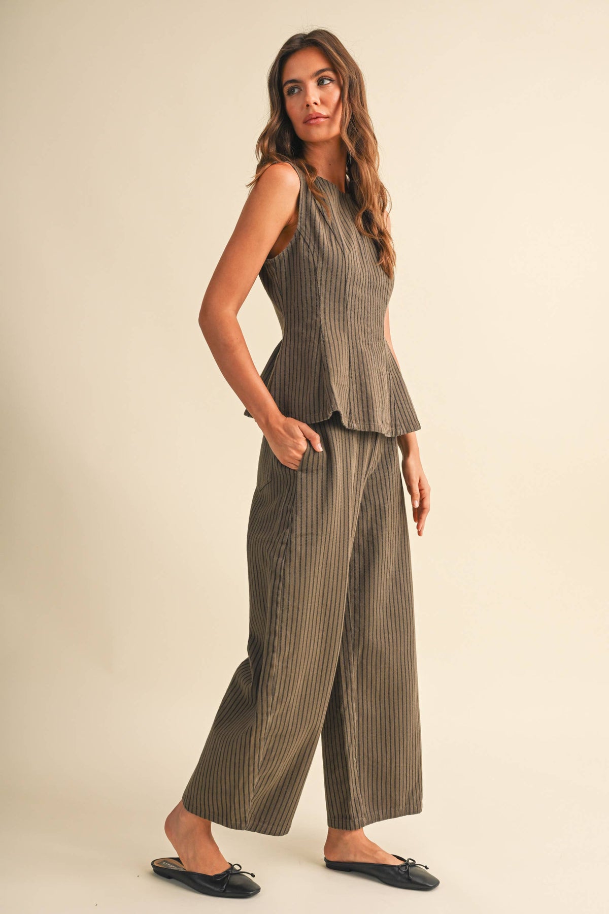 STRIPE SLEEVELESS PEPLUM TOP