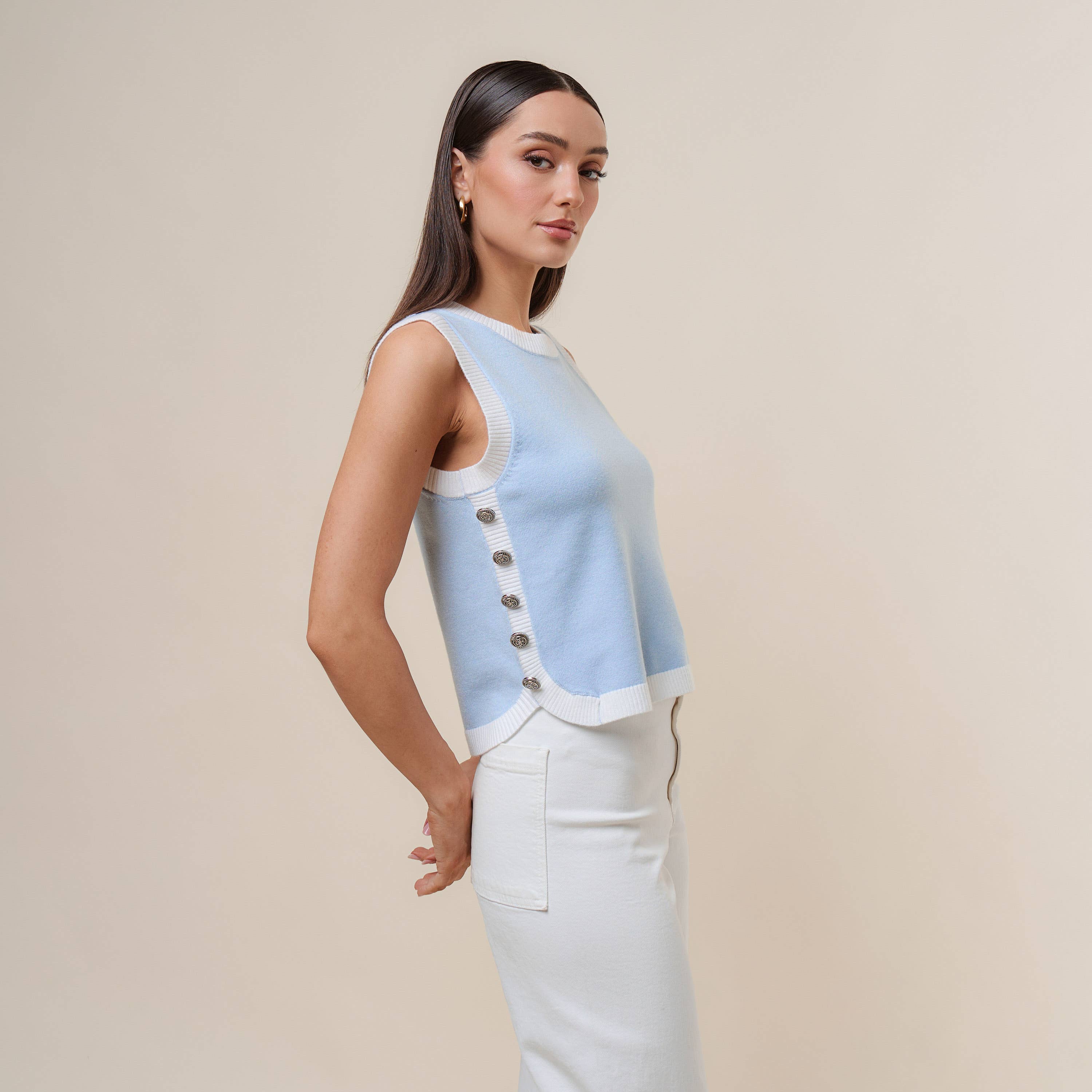 Button sleeveless knit top