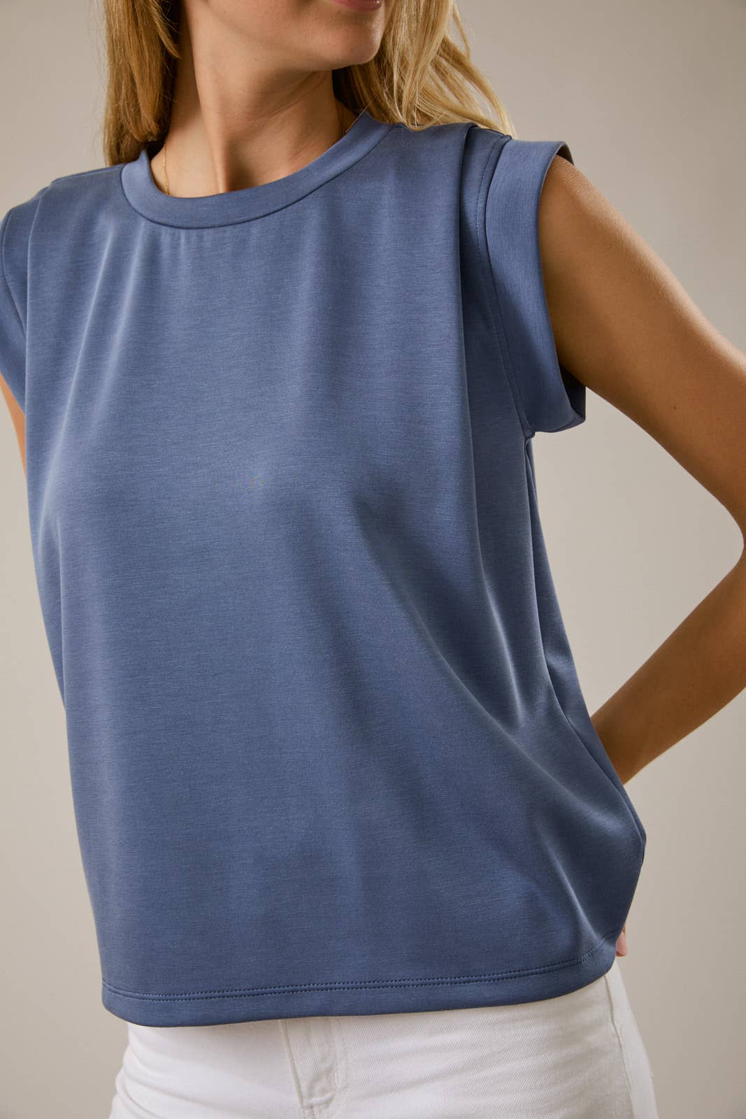 CREW NECK TUCKED SHOULDER FOLDED BAND SLEEVE TOP