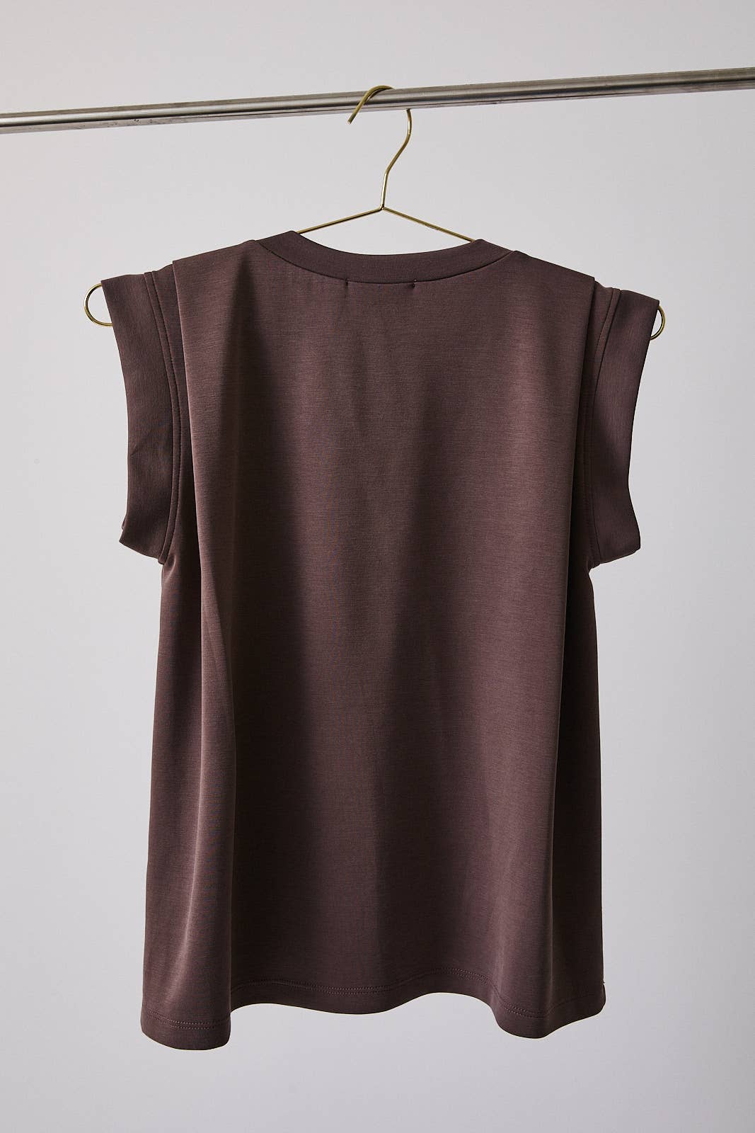 CREW NECK TUCKED SHOULDER FOLDED BAND SLEEVE TOP