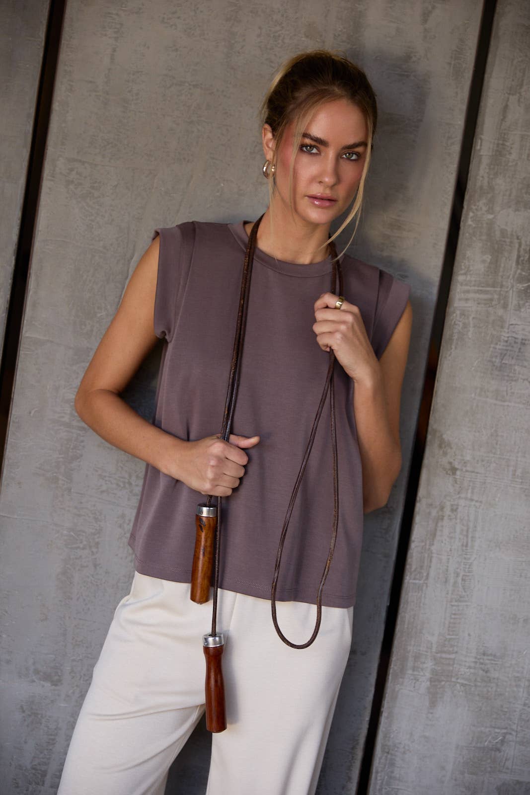 CREW NECK TUCKED SHOULDER FOLDED BAND SLEEVE TOP