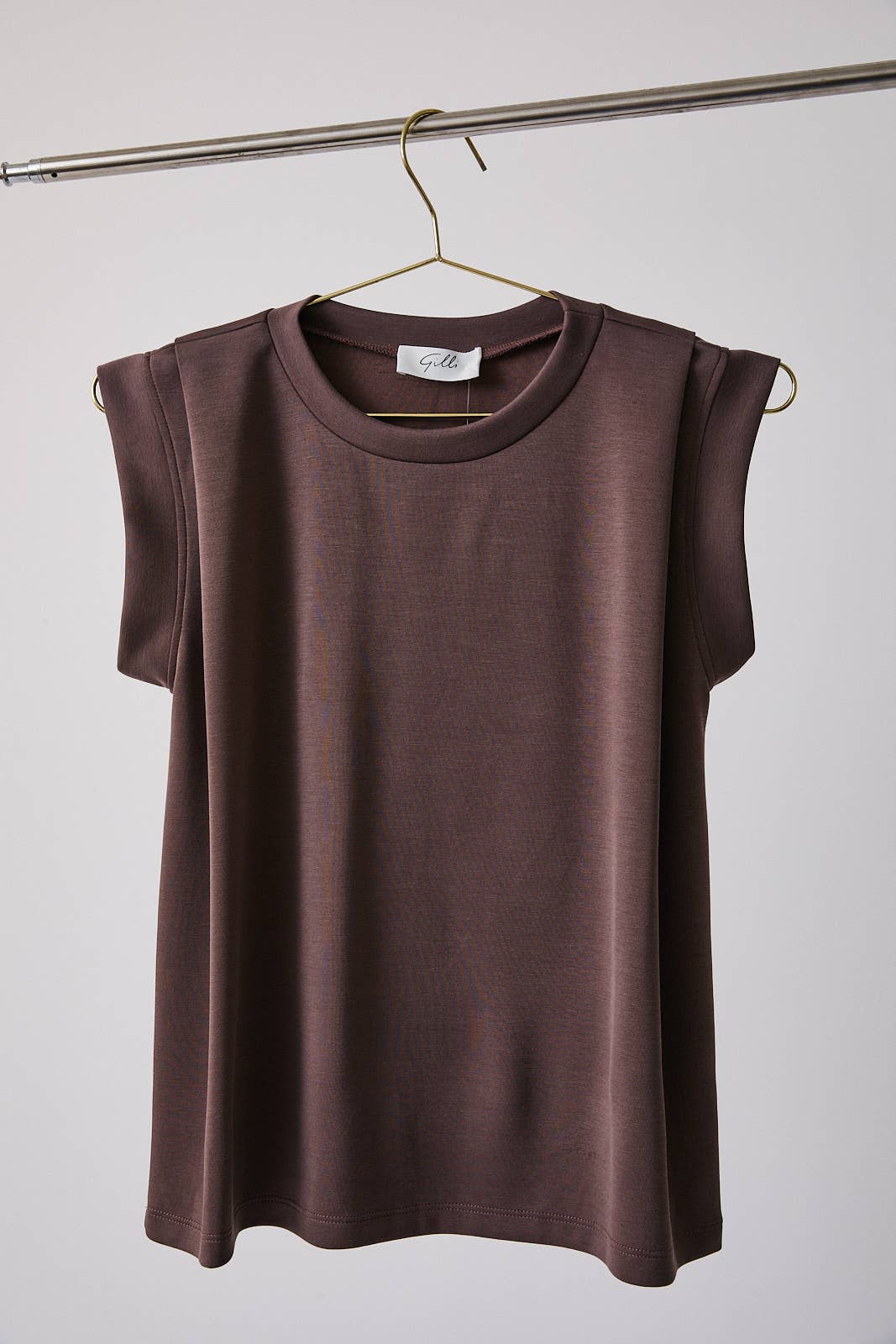 CREW NECK TUCKED SHOULDER FOLDED BAND SLEEVE TOP