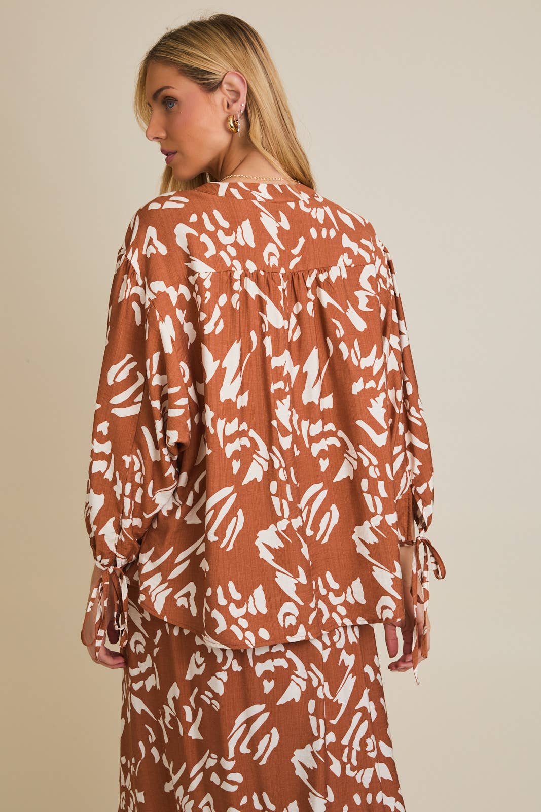 ROUND NECK BUTTON UP TIE 3/4 SLEEVE ABSTRACT TOP